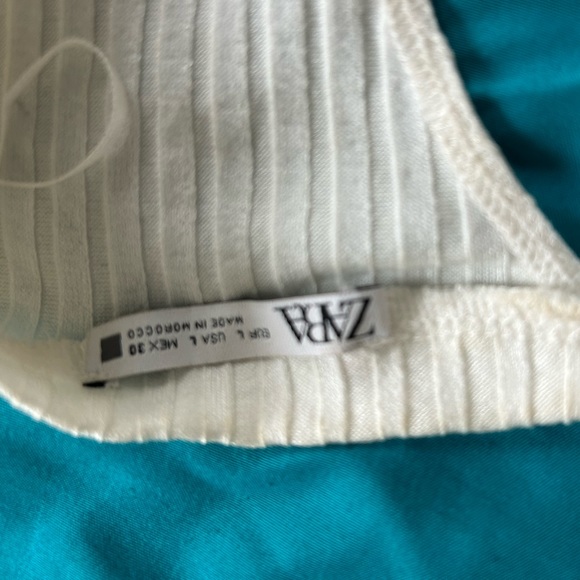 Large Zara Cream Dress with Puffed Ruffle Sleeves, opening in the back. - Picture 3 of 3